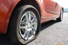 高速路上如何停车不违法，高速路上爆胎了该如何应对？