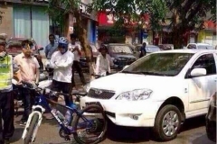 日系车追尾自行车，车主下车却要哭了