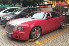 金标“劳斯莱斯”乱停车位被锁车
