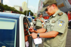 临时停车被抓个正着？不想挨罚立马这么做！