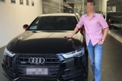 男子花49万买辆奥迪A6L 销售现场提壶加油