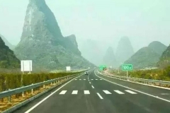 高速上的“斑马线”干啥用？看完绝对涨姿势