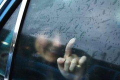 冬天车玻璃起雾 这小方法一天玻璃都洁净