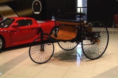 世界顶级三大神车云集车展 却被“三轮车”抢镜