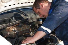 启动汽车时发动机抖动，怠速高什么原因？