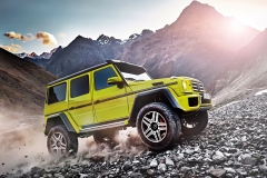 600万的奔驰碰丰田普锐斯，自己翻车了！