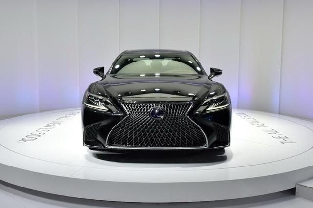 唯一有资格挑战S级的一款车，比S级舒服，全系10AT，不是7系