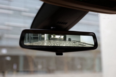 从这款豪华中型SUV的后视镜中能看到什么？