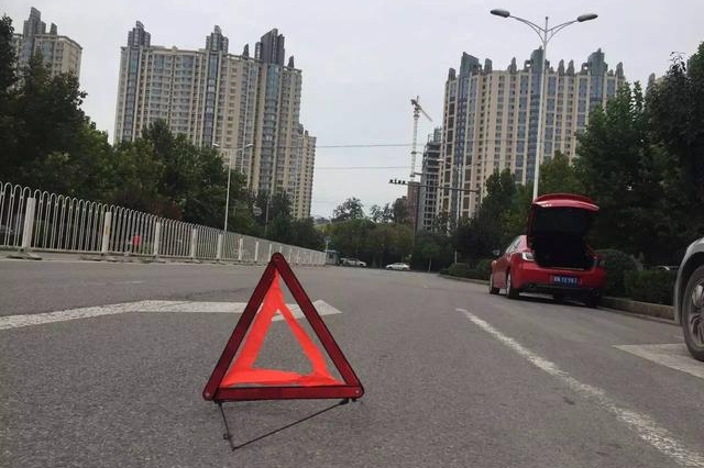 老司机上路，没气爆胎了，教你高效换备胎