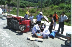 货车与电三轮相撞，大热天交警为伤者打伞！