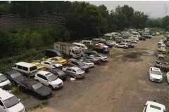 小山旁荒地停放数百辆豪车，不要钱也没人开！