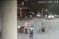 奔驰车别停宾利并多次撞击，原因竟是为了泄愤？