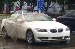 林志颖撑伞开敞篷车，画面太美