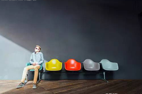 别看我年轻，但是我