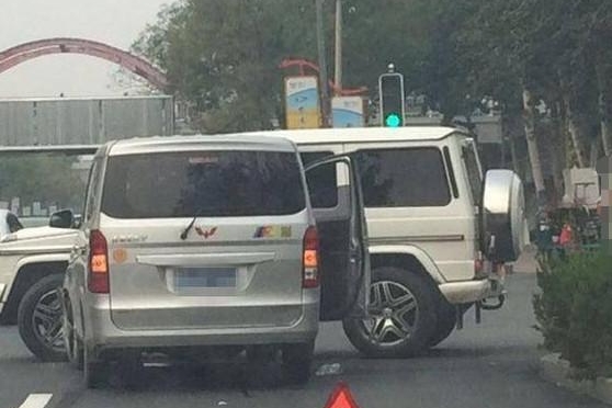 五菱荣光撞上奔驰G级AMG，两车主下车后竟都笑了