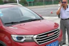 63岁大爷无证驾驶，车上的一张纸让交警哑口无言