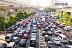你知道“两秒距离”吗？学会这个可以避免追尾