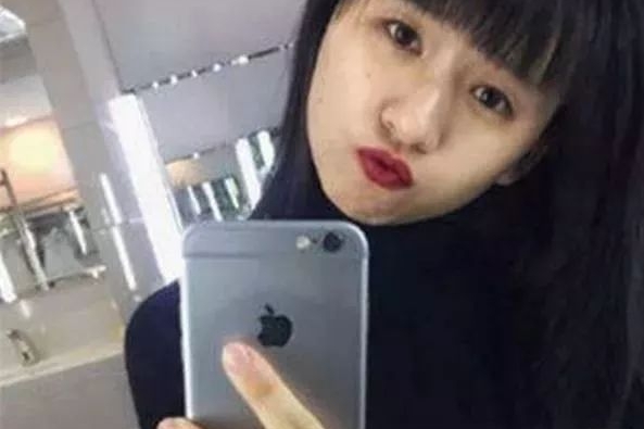 18岁小彩旗近照曝光，坐40万的豪车出行，容貌长成这样！