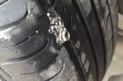 轮胎扎钉子！补胎师傅还要再给扎一个？！