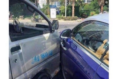 厦门两车相撞，面包车上一个标志吓坏劳斯莱斯车