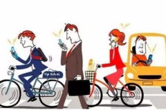 手机党怕了吗？过马路玩手机将面临“巨额”罚款