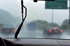 为什么新换的雨刷还刮不净、乱跳还异响？原来是不懂这步操作！