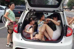 4个大人2个小孩能在5座车里挤一挤吗？不知道小心吃了大亏！