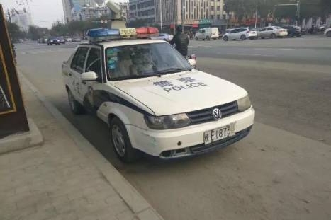 市民给警车贴