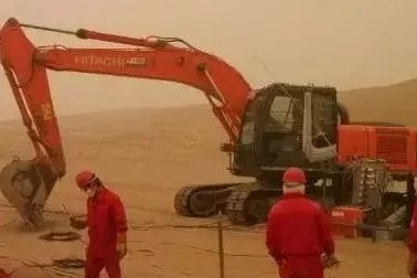 我在新疆沙漠开挖机：征战死亡之海，足足吃了4年黄沙！