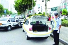 众车违停，交警只贴一辆丰田车，只见其他后备箱都打开着