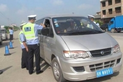 开面包车出去买菜，没想到被罚200元，最后交警还撤销了罚款