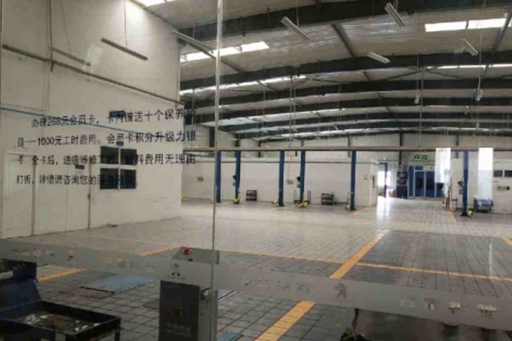 4S店因资金断链人去楼空，多辆新车无法挂牌变“废铁”