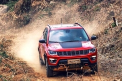 小号大切诺基JEEP攻略者，1.4T+9速，仅14万起，卤素光源是硬伤