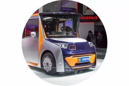 这车没比smart大多少，却能坐下5个人，还能在车里办公