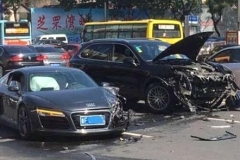 奥迪R8撞上保时捷卡宴，下车后才知道两车主还是大学情敌
