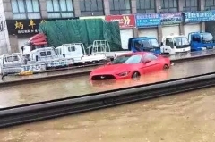 玛萨拉蒂掉进水里车主却不慌不忙，拍照发朋友圈