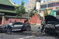 奥迪R8与保时捷卡宴相撞：狭路相逢两车主竟然还是大学情敌