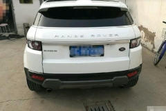 武汉小伙花27万买辆二手路虎极光，车门打开后朋友们都说值