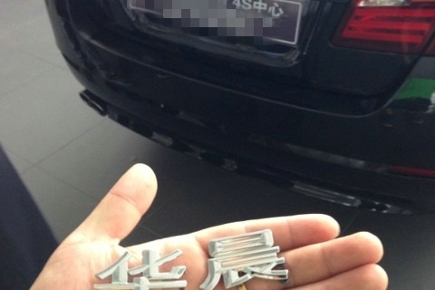 买老款宝马，车主讨厌这四个字，当场抠掉，还打算换黑白车标