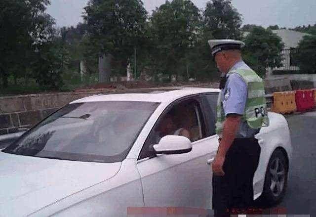 女司机高速路上龟速行驶，交警把她拦下后吓了一大跳