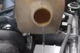 冬天到了，别犯浑！挖机水箱里防冻液和水混合，事搞大了！