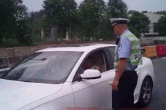 交警接举报一辆车子在高速慢行，到现场截停差点掏枪！