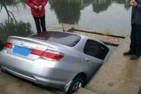 史上最尴尬的车祸现场，让人欲哭无泪！