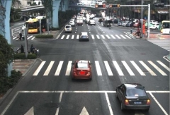 汽车刚压线就跳红灯了，算闯红灯吗？