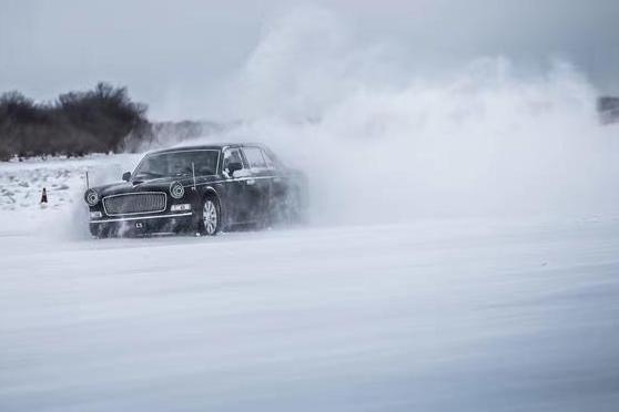 500亿的红旗，土豪拿来雪地漂移，不带话筒也值了！