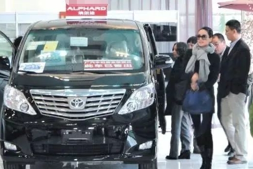唯一能增值的车，加价50万还要等，王菲都亲自去4S店订这车！