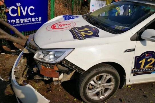 国内无人驾驶首撞 还是先从驾驶辅助开始吧！