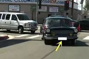 「经典」美国街头的红旗轿车, 气势不输宾利飞驰, 50年车龄不报废