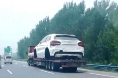 被称为史上最大SUV，比两层楼还高，上车都得用梯子