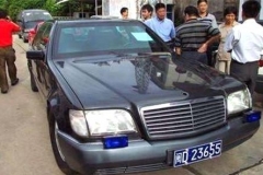 这人当年花1200万买了这车，如今3万块都没人要，亏大了！